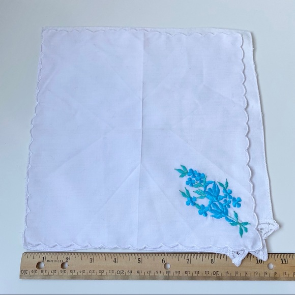 Battenberg Lace Heart Shaped Doily & handkerchiefs - Picture 9 of 9